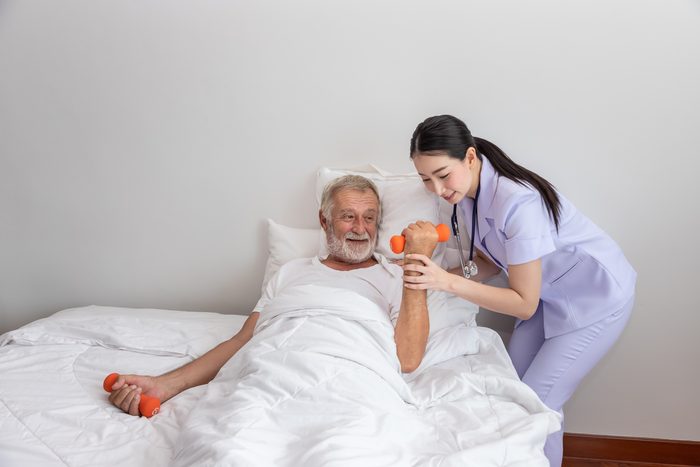 Fisioterapia domiciliar com paciente idosa